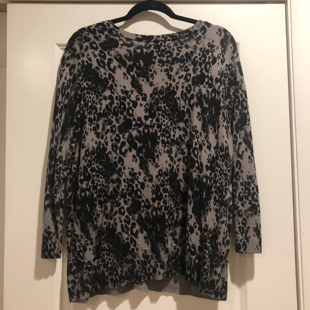 Black pattern sweater! - Picture 3 of 4
